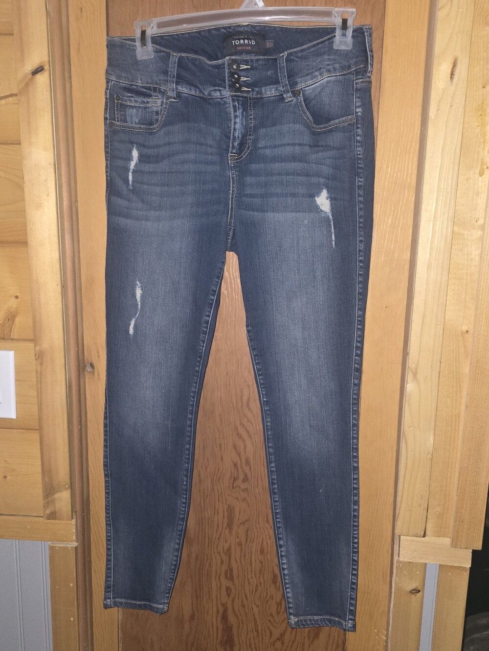 Torrid Women's Skinny Jeans Blue Distressed Size 14 rayon blend super soft